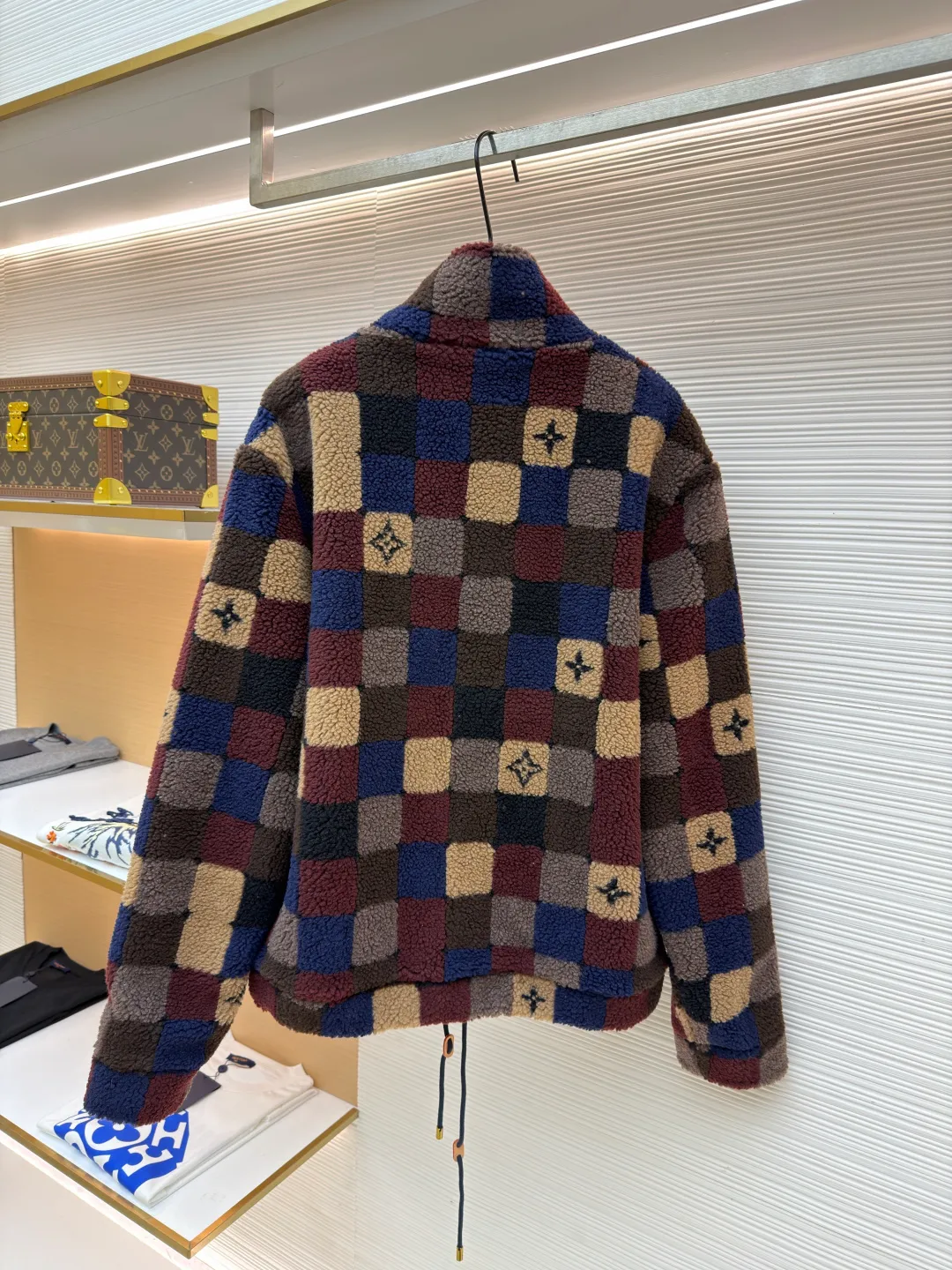 LOUIS VUITTON colorful checkerboard jacket ●Original version: Purchased and developed for 16500 ●Item number: 1682292-B95 ●Fabric: Fleece fabric ●Technology: Jacquard production ●Color: Color ●Version: Fitted version ●Weight: about 700 grams ●Size: XS-S-M-L ●Description: The main body of this Louis Vuitton satin baseball jacket is made of high-density matte satin fabric, which has been treated with anti-wrinkle shaping technology. The fabric has a strong drape and is not easy to wrinkle. The dark brown background color is prepared by precision dyeing and finishing technology, giving it a rich color and high-end texture. The "L.V.M SINCE 1854" logo on the left chest is made with hot-drilling technology. High-quality rhinestones are used for precise hot-pasting in different areas. The diamond surface is shiny and strong and will not fall off easily. The ribbed splicing of the collar, cuffs and hem is a three-color contrasting design. It is woven with high-elastic knitted yarn, which will not easily loosen and deform after long-term wear. The placket is equipped with custom-made metal snaps. The hardware is thick and anti-oxidation. The overall style is loose and off-shoulder. The splicing is covered with blind stitching technology, and the wiring is smooth and traceless. Every craft detail follows the brand's luxury product production standards, taking into account both design and wearing comfort. The overall wiring is straight and delicate, the fabric is comfortable and soft, and the color is consistent without color difference. It can be matched with the same style to create a fashionable look and control various occasions. Customized accessories, complete with three standards, same style for men and women!